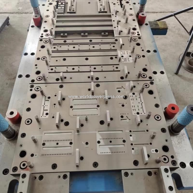 Stamping logam mati untuk kurung